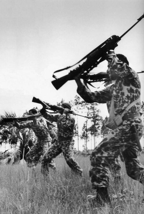 BRIGADAS del 2506 siendo adiestradas antes de intervenir en Cuba.